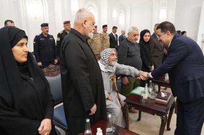 رئيس الوزراء لعوائل الشهداء: تم توزيع أراضٍ مخدومة ضمن مبادرات المطوّر العقاري