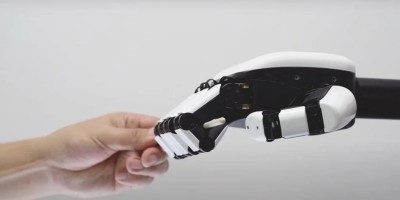 علماء يطورون سوارا يحوّل حركات اليد إلى أوامر للروبوتات