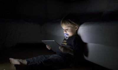 7 طرق تضر بها الشاشات صحة طفلك