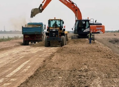 طرق ذي قار تؤكد سير العمل وفق الجداول الزمنية في مشروع طريق الجبايش أيمن الفرات
