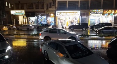شهدت مدينة الناصرية، يوم أمس، هطول أمطار غزيرة ترافقها عواصف رعدية، ما تسبب بحدوث تجمعات مائية في عدد من الشوارع وتأثر حركة السير في بعض المناطق