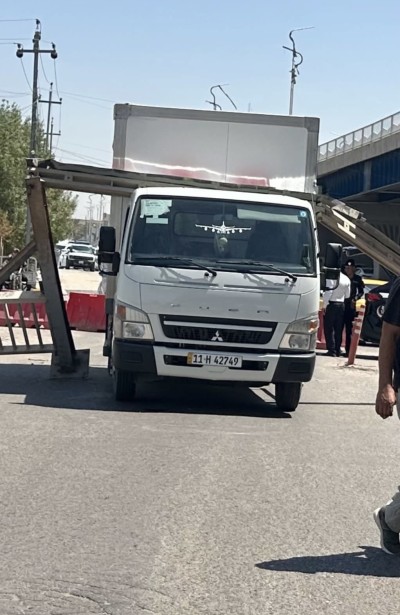مركبة تقتلع عارضة حديدية على جسر الزيتون في الناصرية