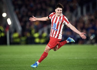 أتلتيكو مدريد يتمسك بألفاريز ويغلق الباب أمام انتقاله إلى برشلونة