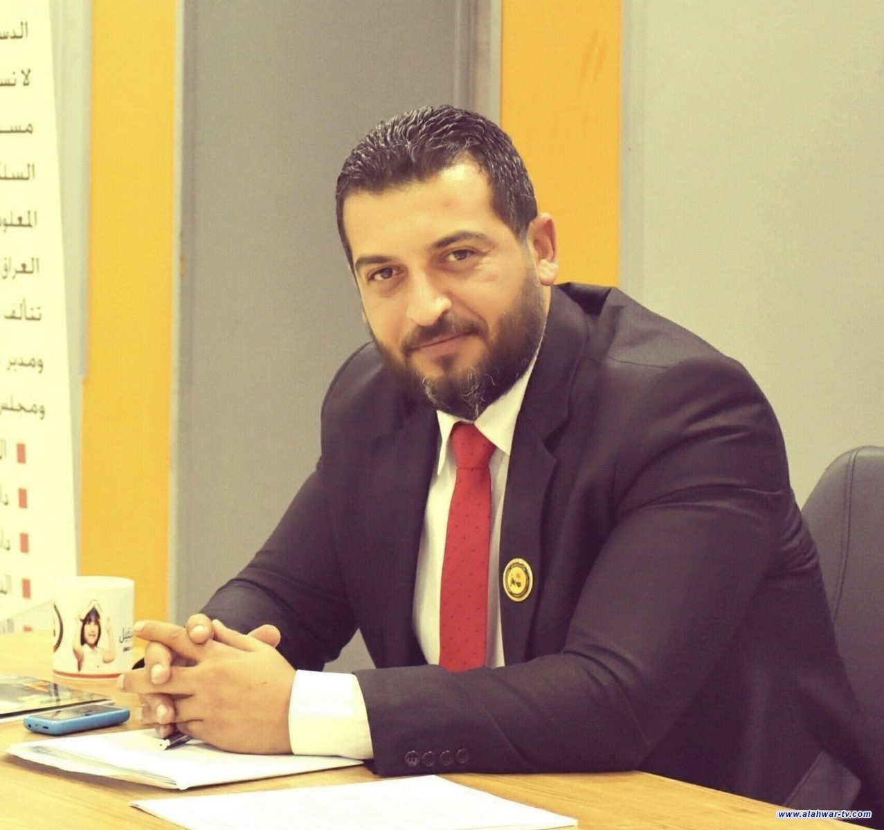 العالم بين قرني ثور