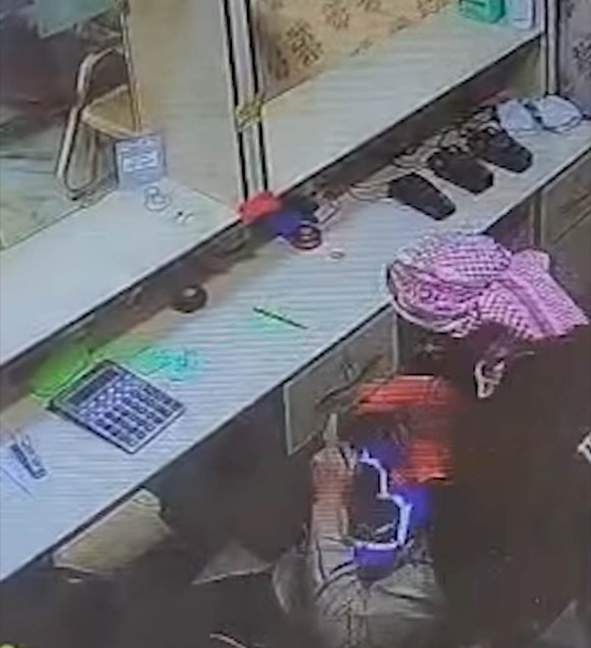 كاميرات مراقبة توثق لحظة سرقة 30 مليون دينار من داخل منفذ مالي في مدينة الناصرية بمحافظة ذي_قار