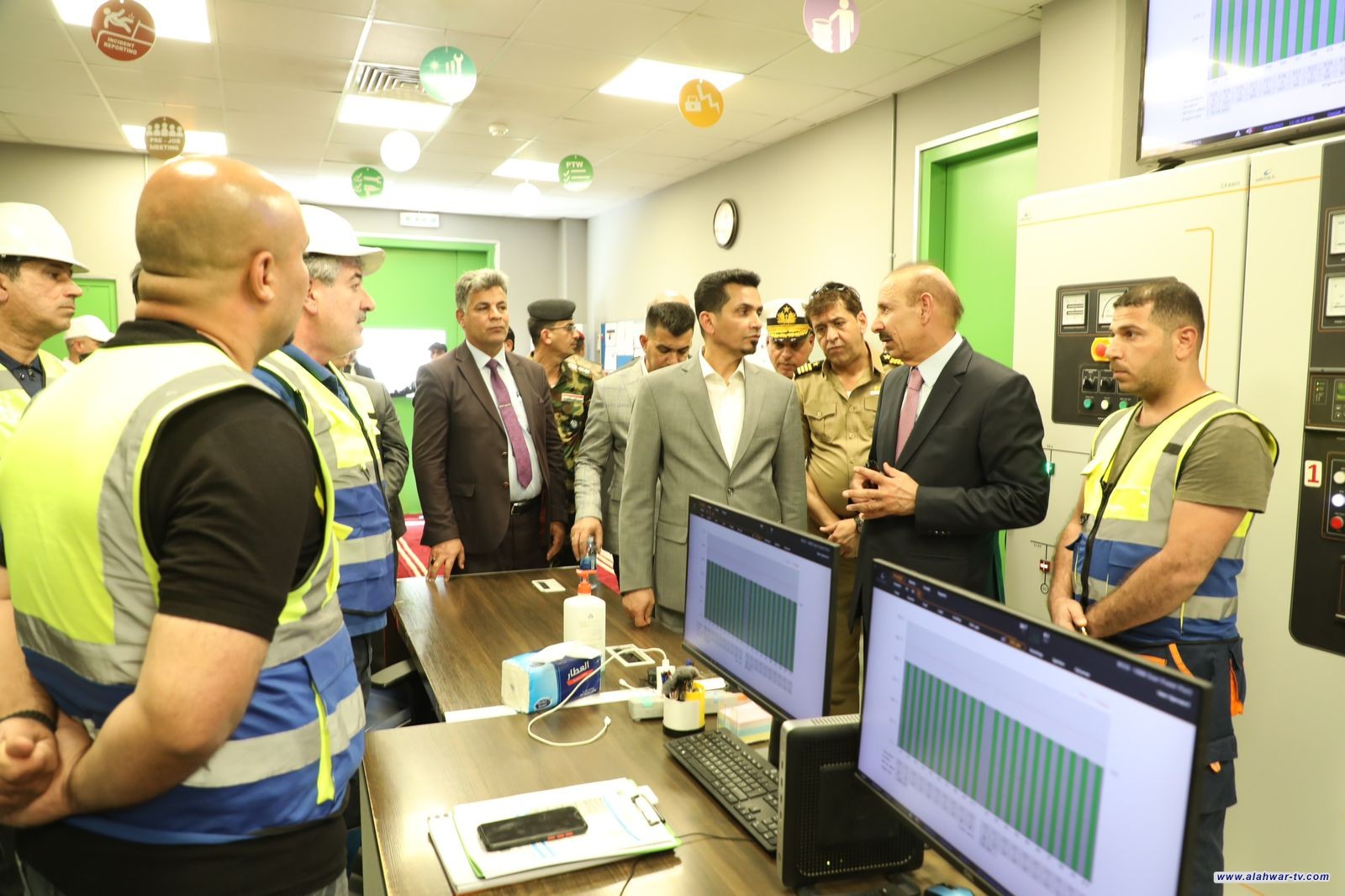 وزيرُ النقل يتفقد محطةَ كهرباء موانئ ام قصر