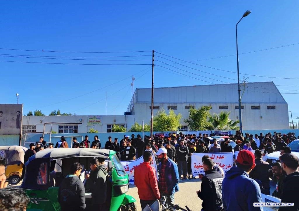 متظاهرين من الخريجين يغلقون تربية قلعة سكر للمطالبة بشمولهم بقرار الاستثناء