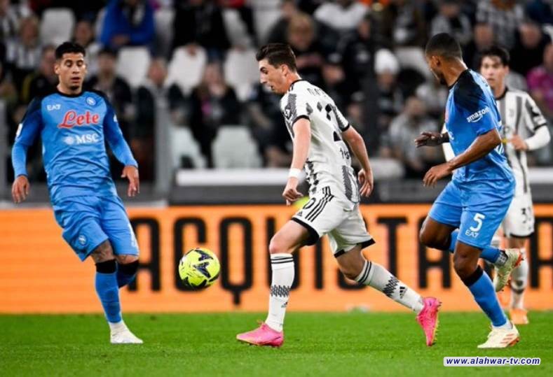نابولي يخطف فوزاً قاتلاً من يوفنتوس في قمة الكالتشيو