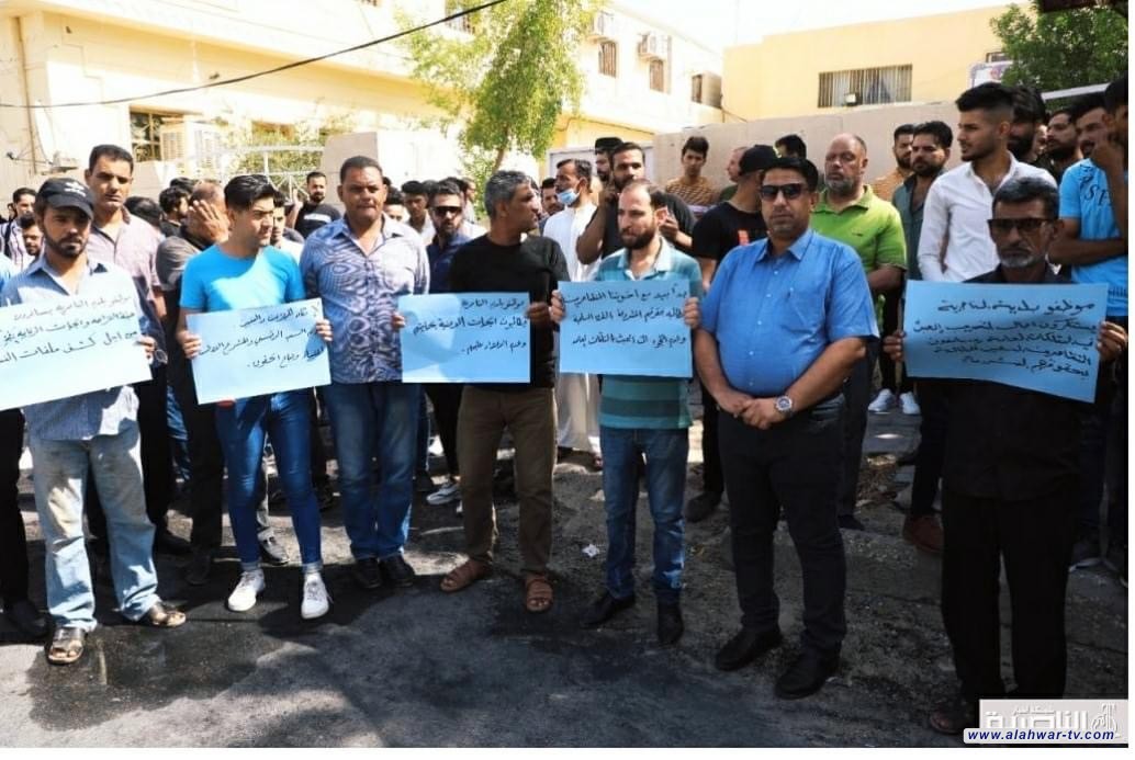 موظفو دائرة بلدية الناصرية ينظمون وقفة استنكارية ضد الاعتداء الذي طال مدير الدائرة في منطقة الحبيلية