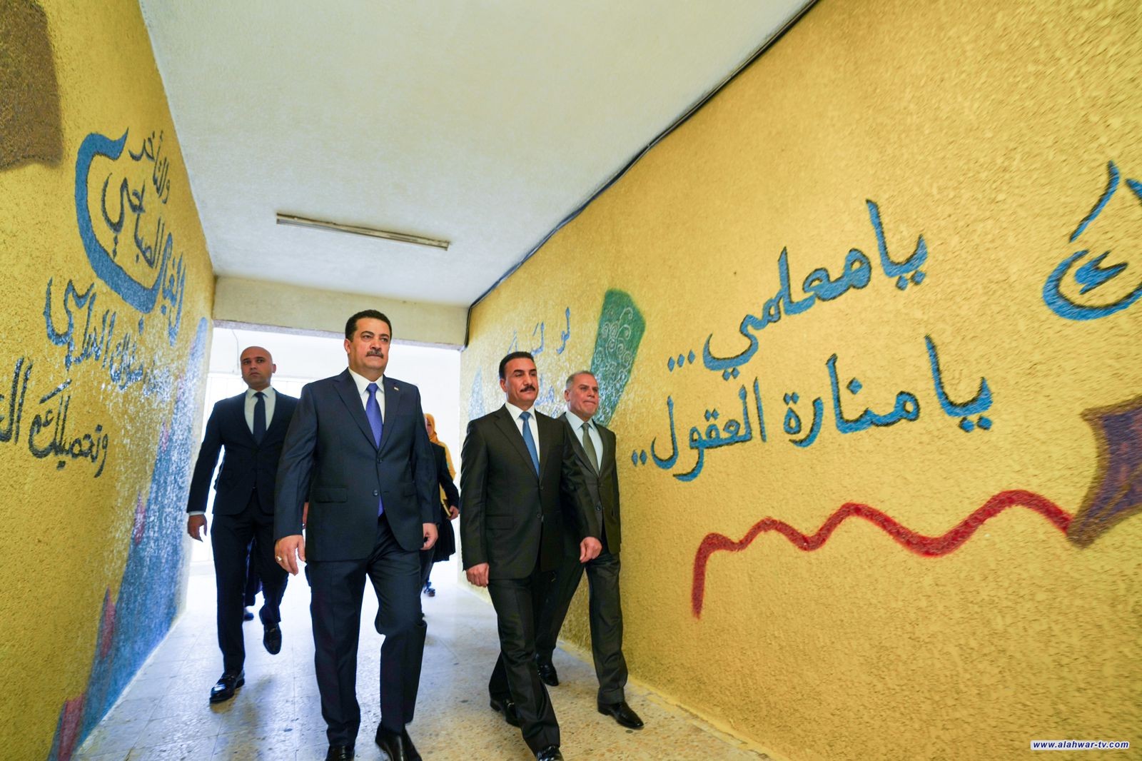 رئيس مجلس الوزراء السيد محمد شياع السوداني يزور مركزاً امتحانياً في جانب الرصافة، ويتابع سير أداء الامتحانات الوزارية