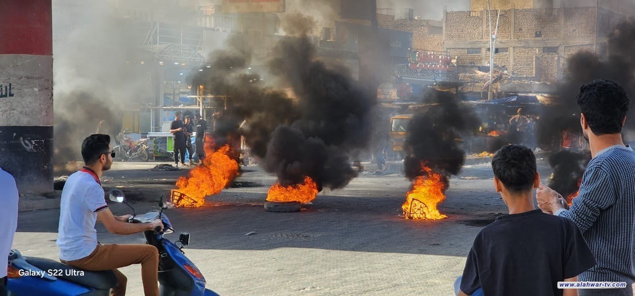 بالصور: محتجون من اصحاب لبسطيات يحرقون الاطارات في شارع النيل