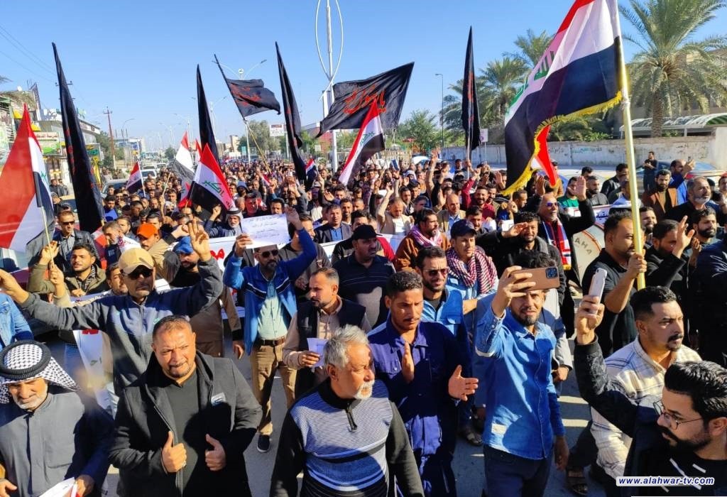 بالصور: موظفو الدوائر الحكومية في ذي قار يتظاهرون للمطالبة بتعديل سلم الرواتب