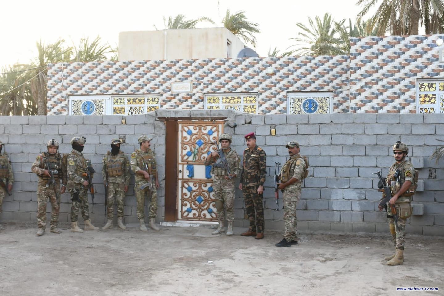 فوج ذي قار التكتيكي بالاشتراك مع قسم شرطة الاصلاح ينفذ واجبا امنيا لملاحقة المطلوبين للقضاء .