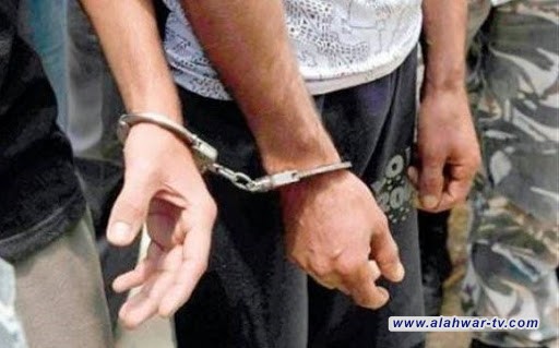 قوة مشتركة تلقي القبض على متهم مطلوب بقضية المخدرات في قضاء الرفاعي .