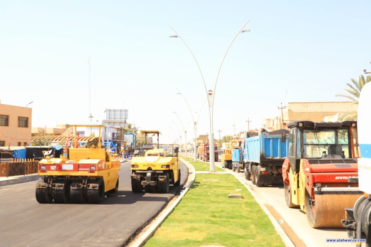 محافظ ذي قار السيد مرتضى عبود الابراهيمي يشرف على مراحل الاكساء النهائية لشارع الزراعة.