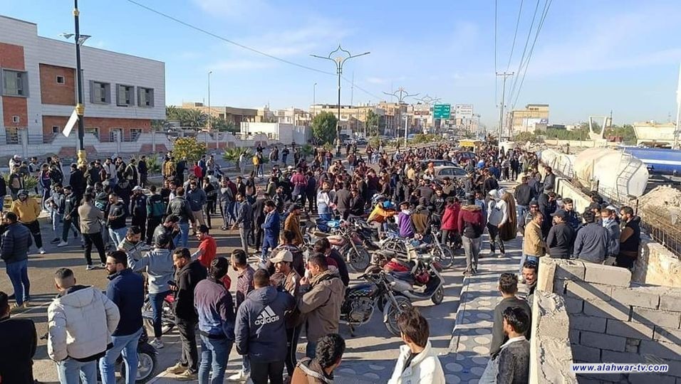 خريجو ذي قار يتظاهرون امام مبنى ديوان المحافظة مطالبين رئيس الوزراء بالتعيينات والاستثناء من درجات التعيين الــ150 الف درجة