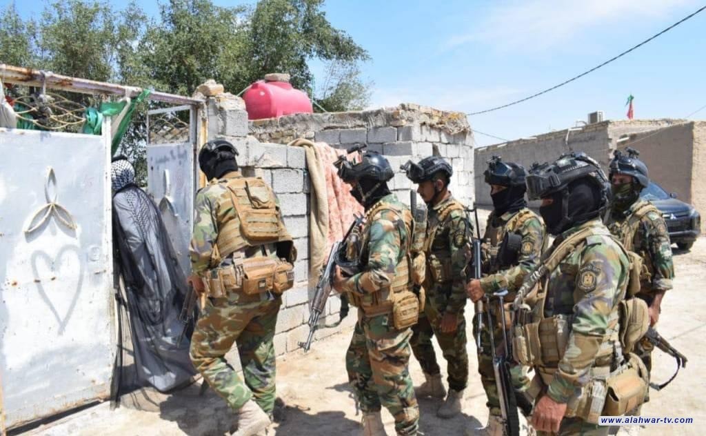 قوات الأمن تعتقل مثيري الخلافات العشائرية خلال عملية دهم وتفتيش لمنازل المطلوبين في قضاء النصر شمال الناصرية