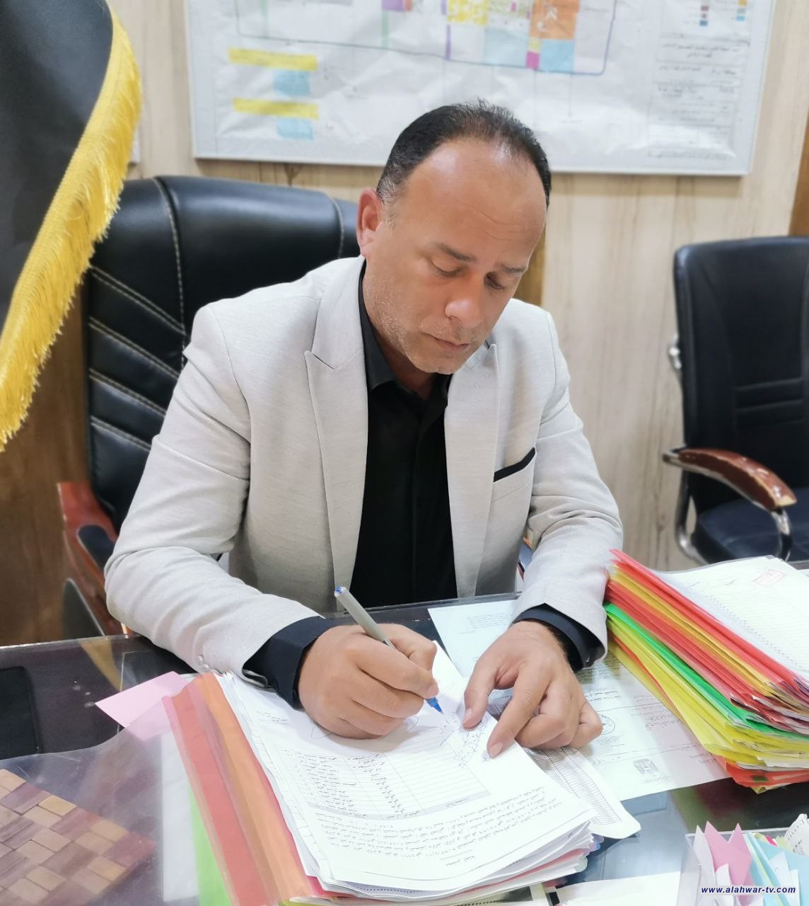 مدير البلدية الرفاعي الأستاذ أسامة الخفاجي يوقع كتاب تثبيت العقود الوجبه الأولى