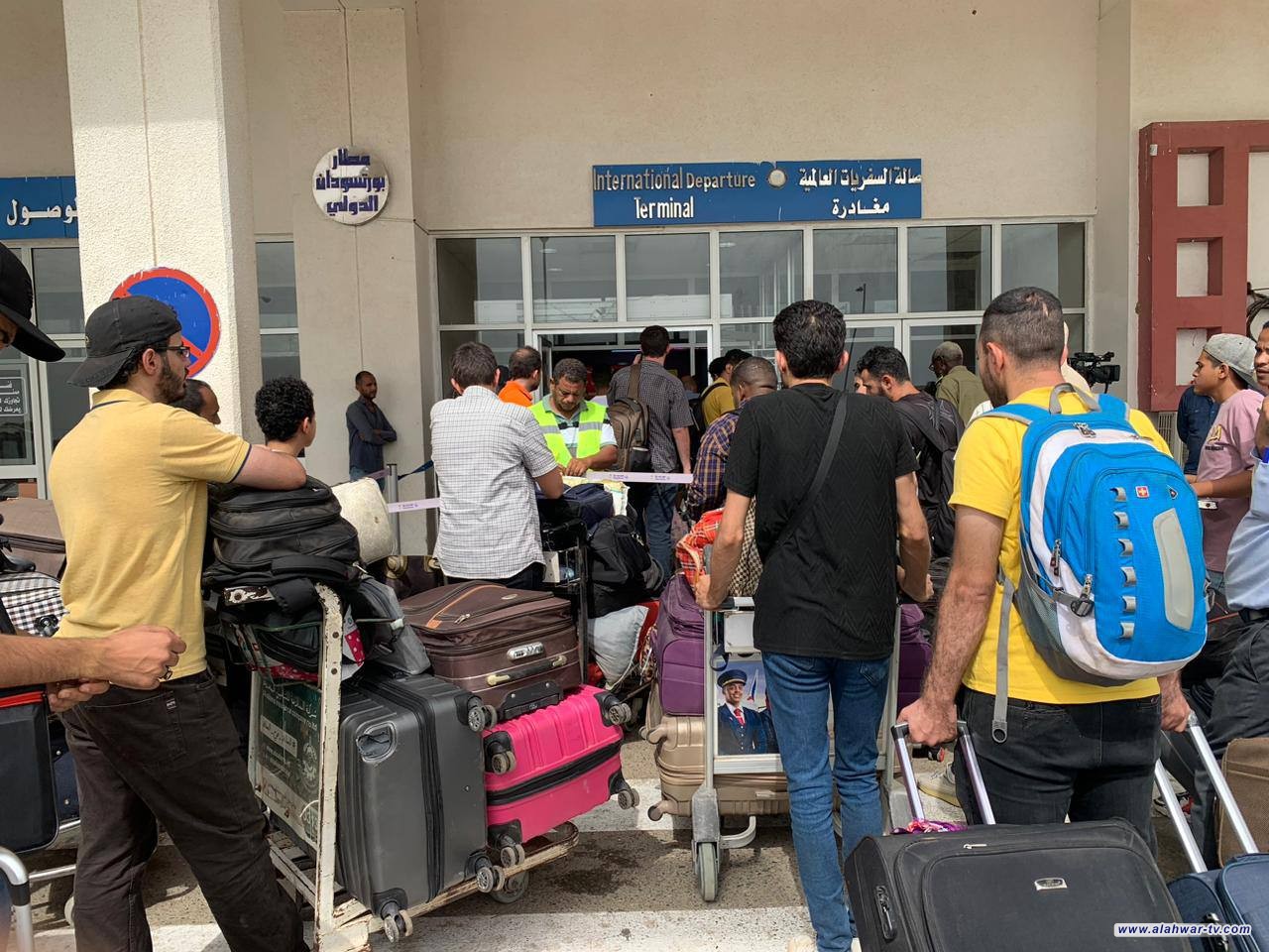 المتحدث باسم وزارة الخارجية يعلن عن وصول طائرتي الجالية العراقية القادمتين من السودان لمطار بغداد الدولي.