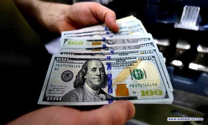 الدولار يواصل الهبوط ليسجل 145.100 دينار عراقي امام 100 دولار.