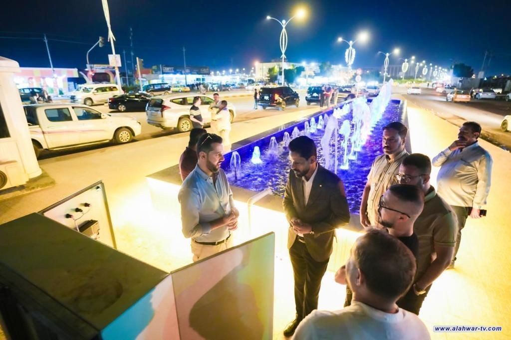 الان  محافظ ذي قار يشرف على التشغيل التجريبي لعدة نافورات في مركز المدينة.