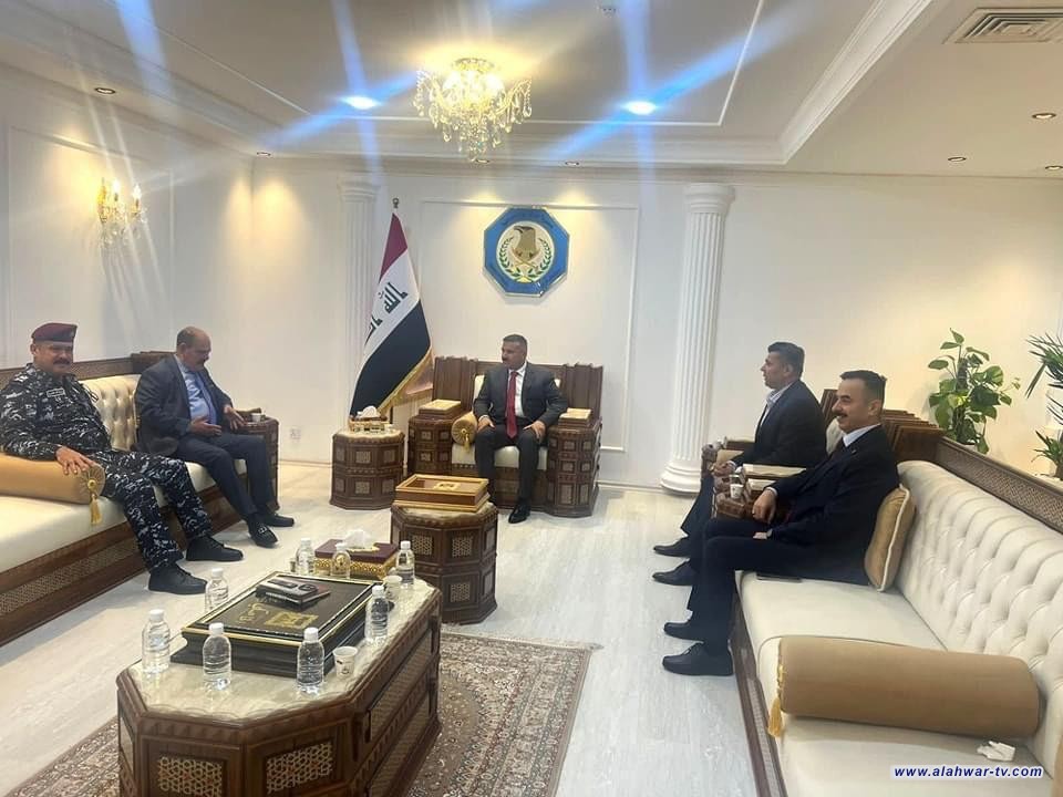 وزير الداخلية يستقبل نقيب الصحفيين العراقيين رئيس اتحاد الصحفيين العرب الأستاذ مؤيد اللامي، الذي قدم للسيد الوزير التهاني والتبريكات بمناسبة عودته من بيت الله الحرام بعد إتمام مناسك الحج، بحضور عدد من الضباط.