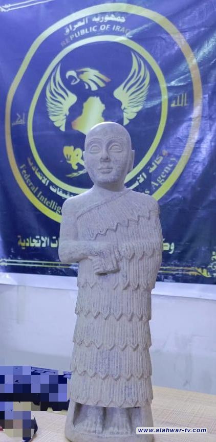 استخبارات الداخلية تطيح بشخصين بحوزتهم قطعة اثرية تعود لحقبة تاريخية قديمة في بغداد