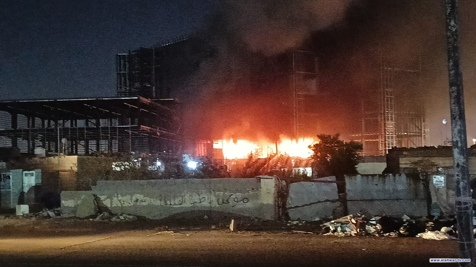 حريق داخل مبنى تحت الإنشاء تابع لجامعة أهلية وسط الناصرية
