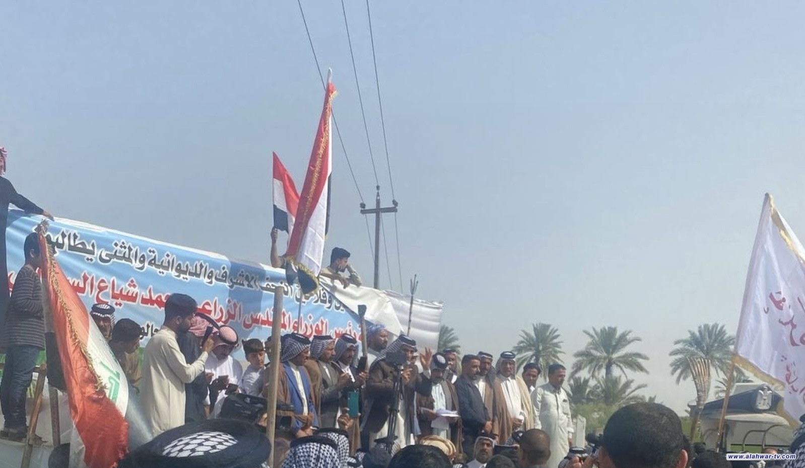 فلاحو الفرات الأوسط يغلقون طريق غماس ويهددون باعتصام مفتوح احتجاجًا على تردي أوضاعهم