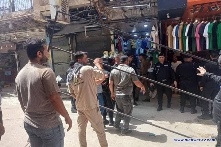 بلدية الناصرية تنفذ حملة لازالة التجاوزات الحاصلة من قبل اصحاب المحال التجارية على ارصفة شارع الجمهورية وسط الناصرية .