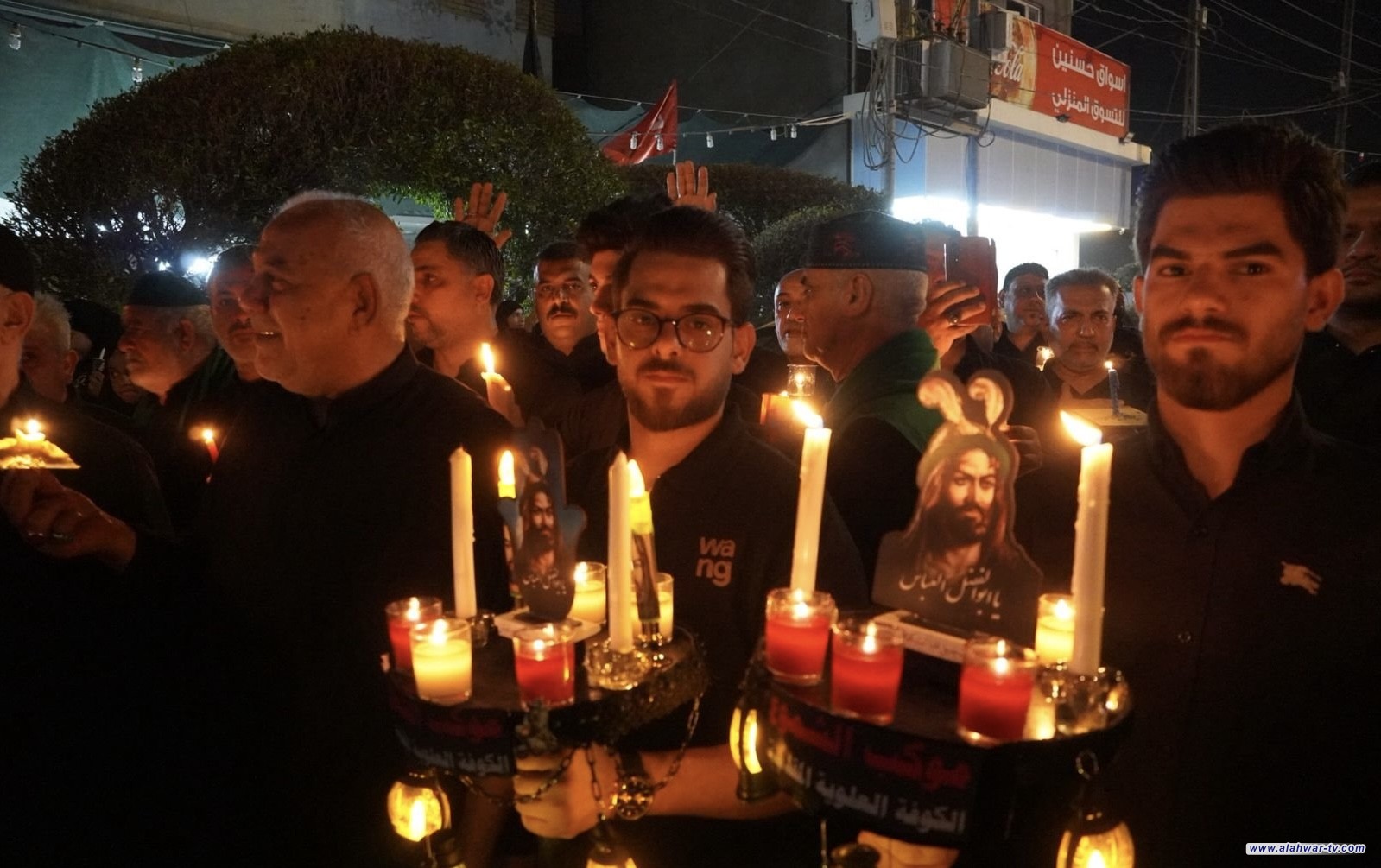 إحياء ليلة الحادي عشر من محرم بمسيرة الشموع في الكوفة