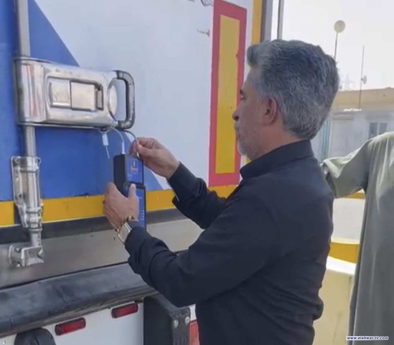 الجمارك تباشر بتطبيق نظام القفل الإلكتروني لتتبع الإرساليات من ميناء أم قصر الأوسط