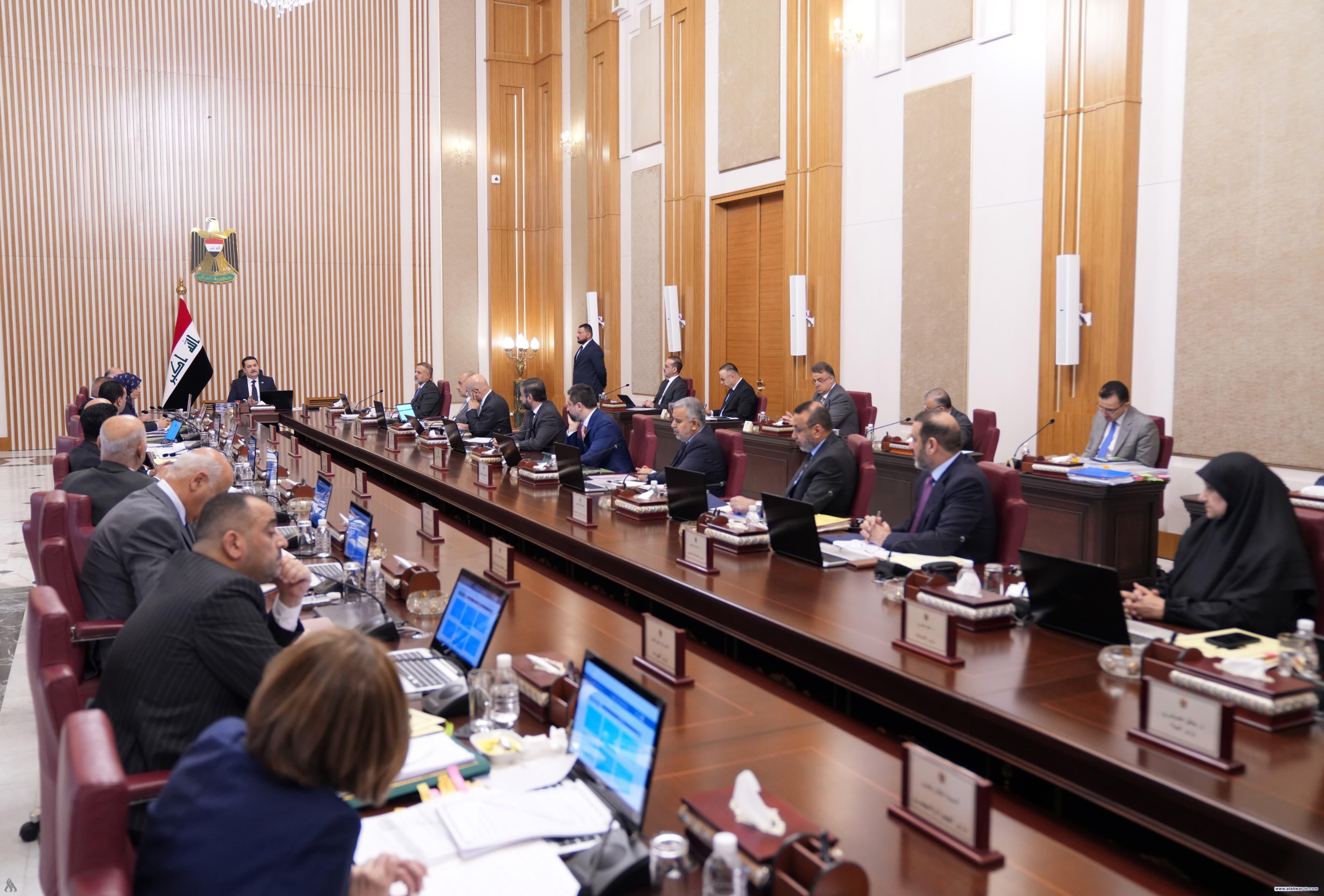 رئيس الوزراء يوجه بتشكيل لجنة وزارية لبحث تسليم إيرادات الإقليم وتوطين رواتب موظفيه