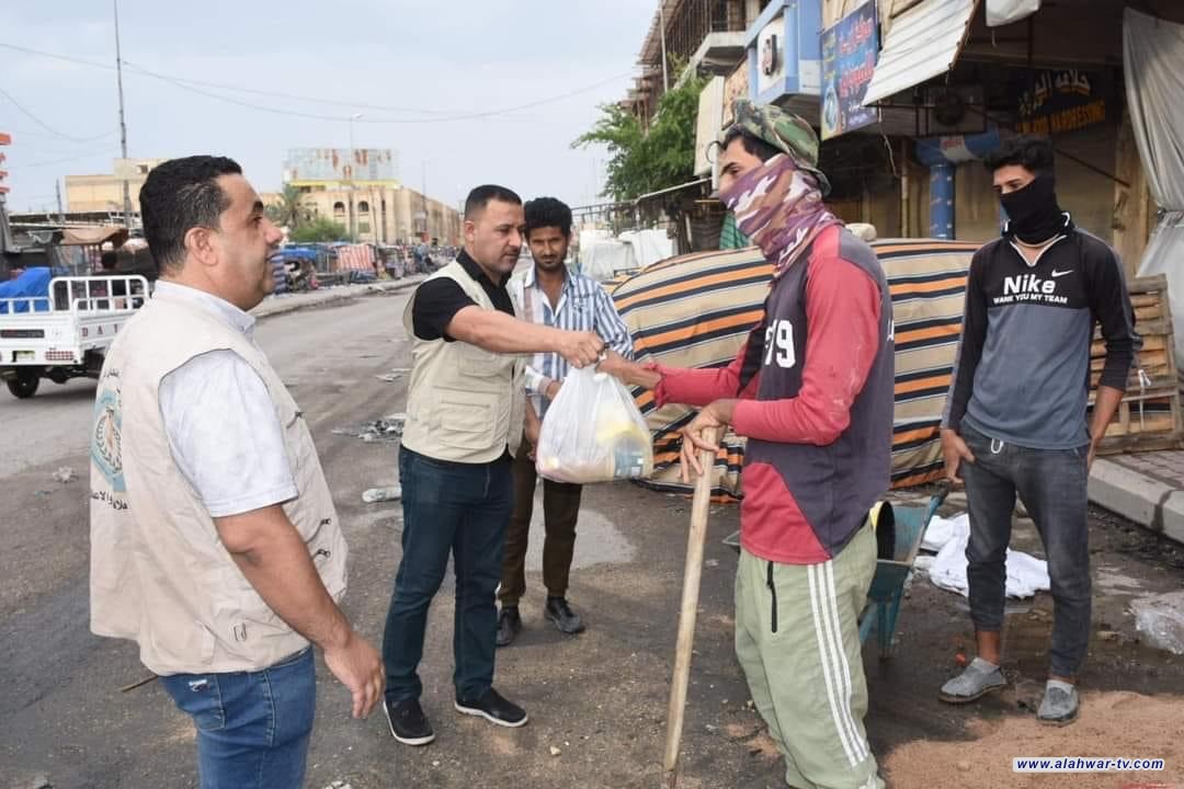 شرطة ذي قار تكرم عمال النظافة في عيدهم بسلال غذائية