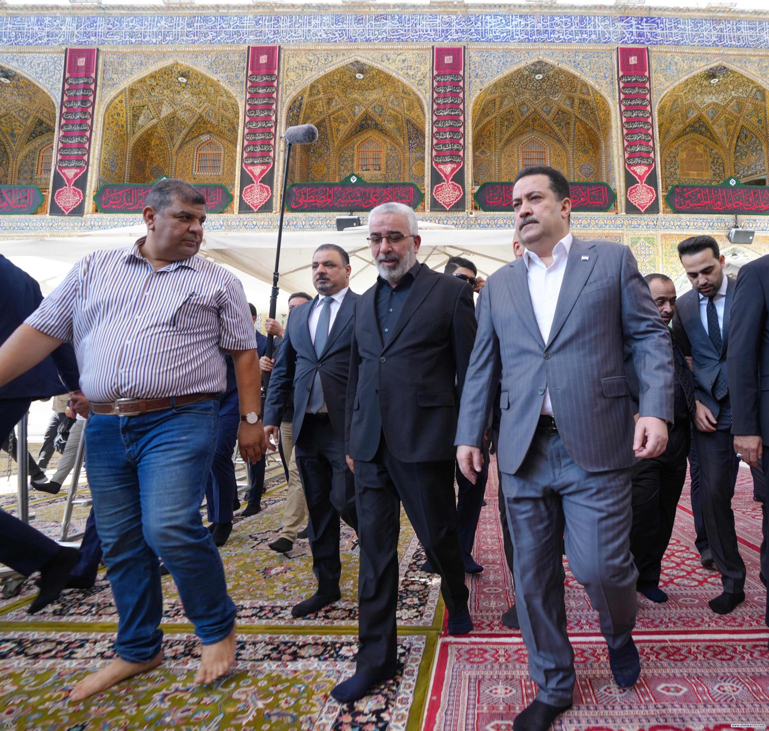 رئيس الوزراء يلتقي عددا من المواطنين ويستمع لاحتياجاتهم ويوجه بمتابعتها