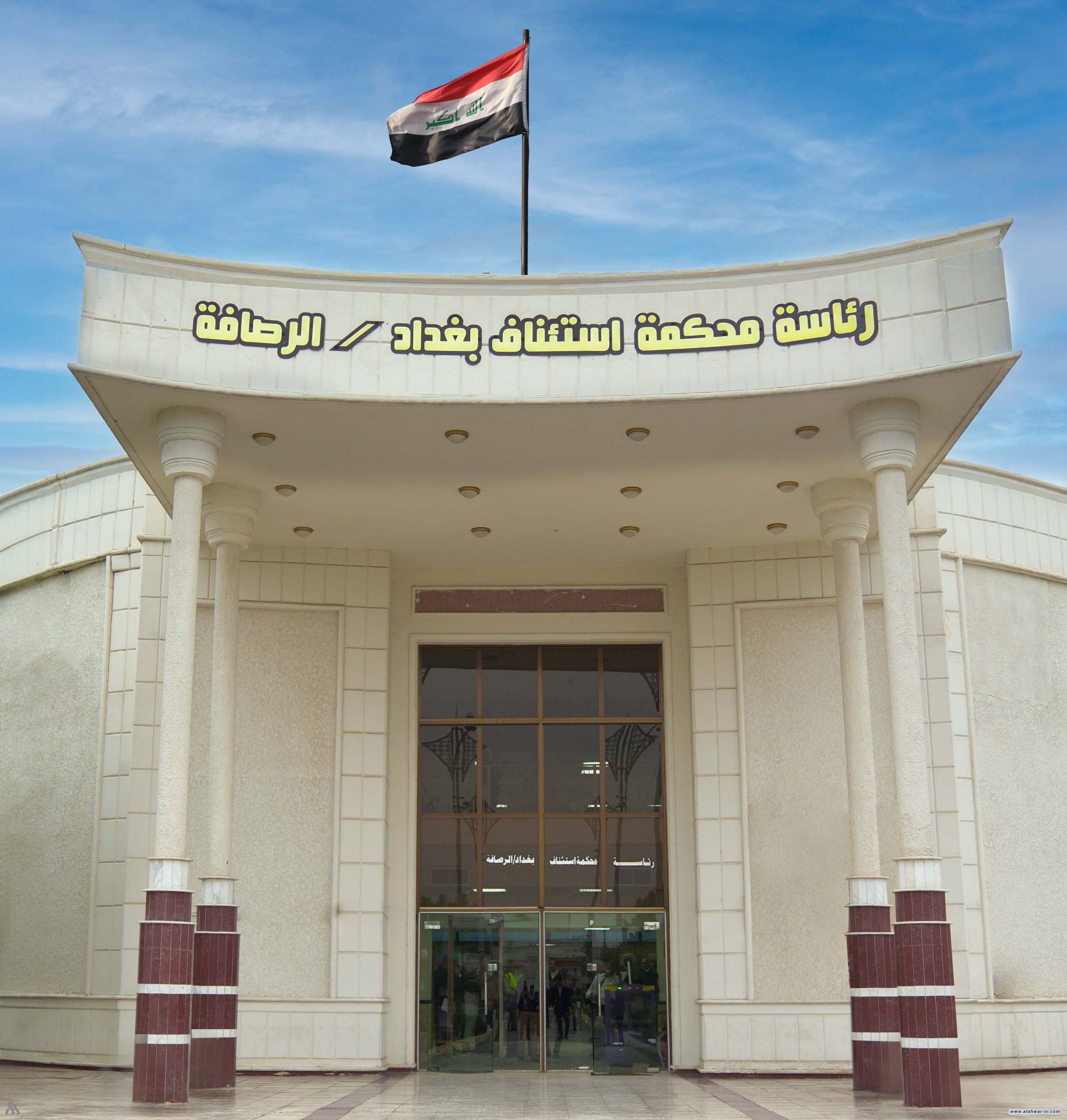 الحبس لمدانين انتحلوا صفة مستشار وموظفين بمكتب النائب الأول لرئيس البرلمان