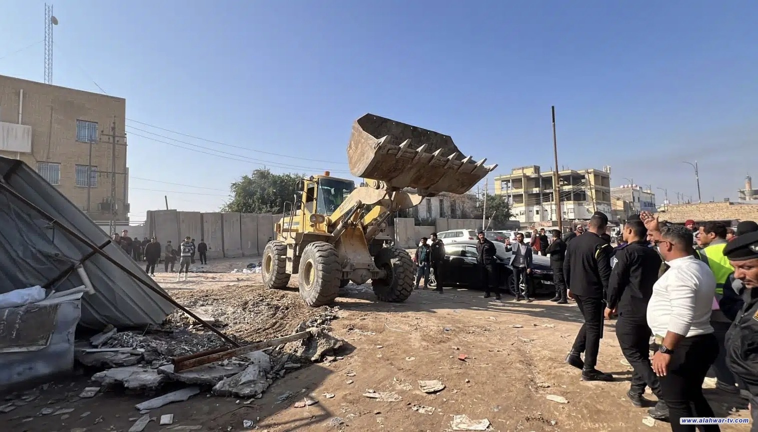 بلدية الناصرية تباشر حملة واسعة لرفع التجاوزات في منطقة السيف