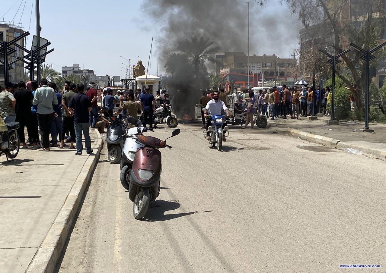 بالصور: خريجون يغلقون جسر النصر وسط الناصرية مطالبين باصدار اوامرهم بالتعيين