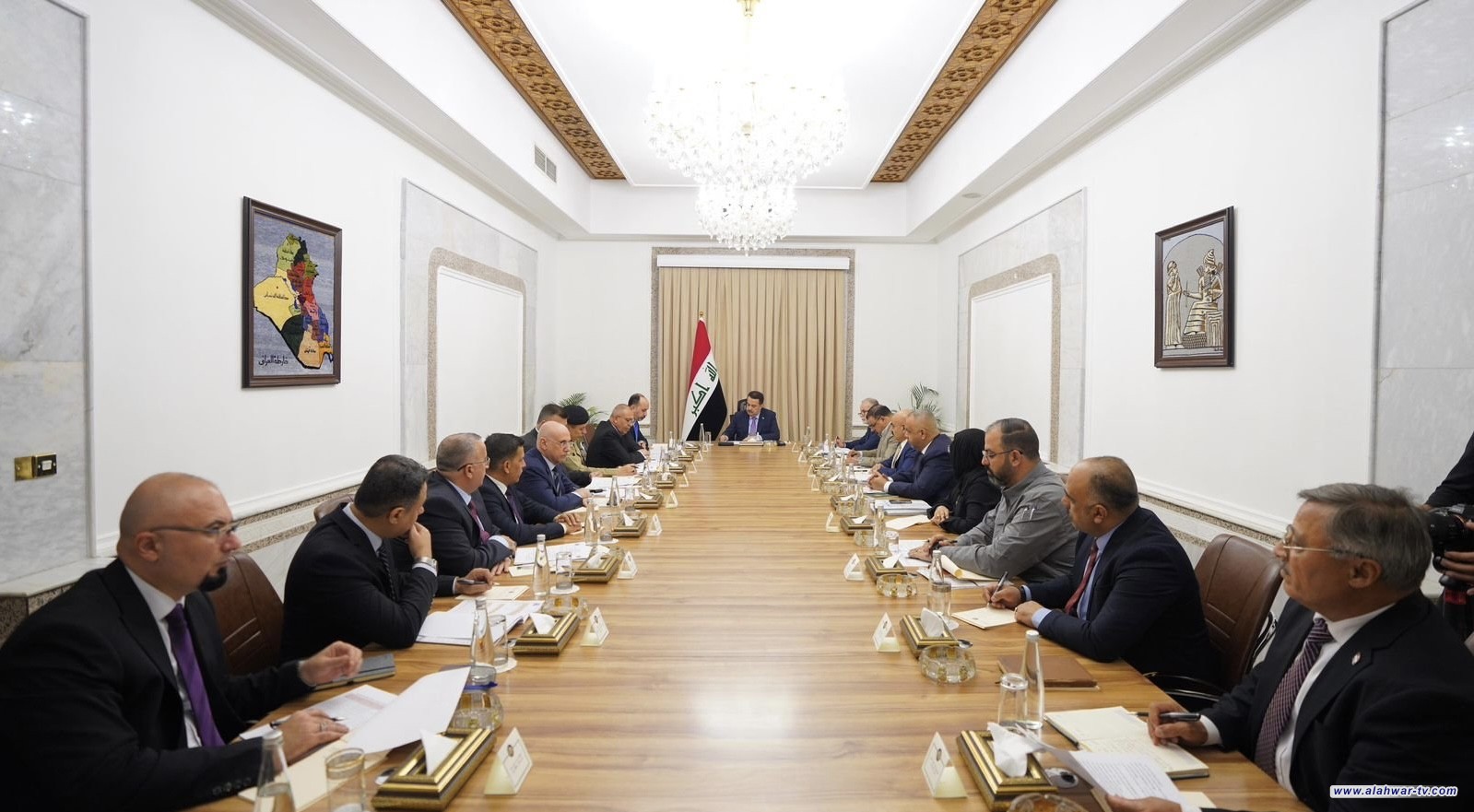 رئيس الوزراء يوجه باستكمال متطلبات المضي بتنفيذ المشاريع الخدمية لمناطق شرق قناة الجيش