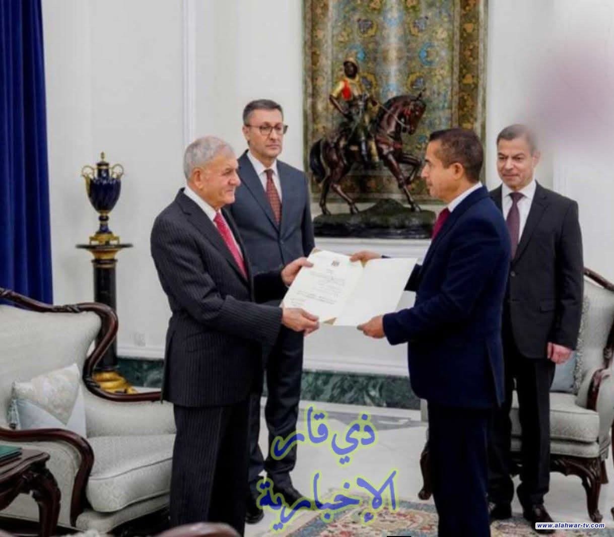 رئيس الجمهورية يسلّم المرسوم الجمهوري لمحافظ ذي قار الجديد ويؤكد ضرورة النهوض بالواقع الخدمي