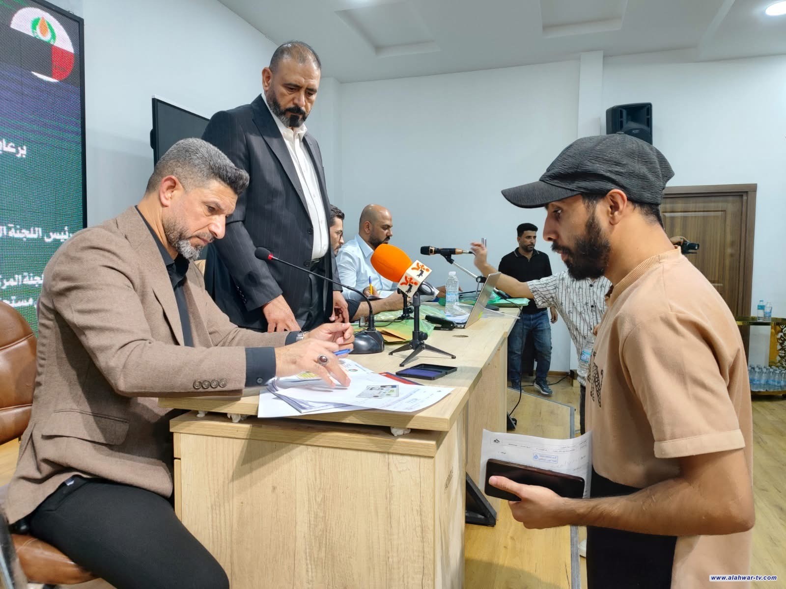 وزارة النفط توزع منحاً مالية لـ 165 عائلة في ذي قار