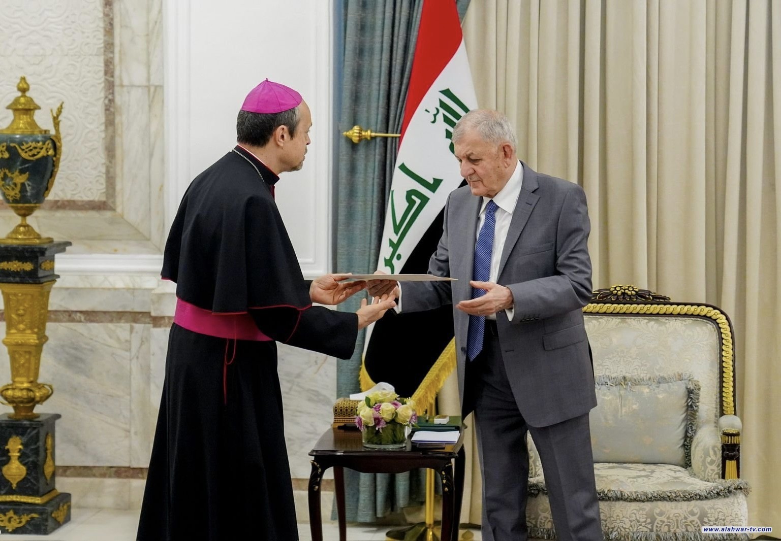 رئيس الجمهورية يتسلّم رسالة من قداسة بابا الفاتيكان