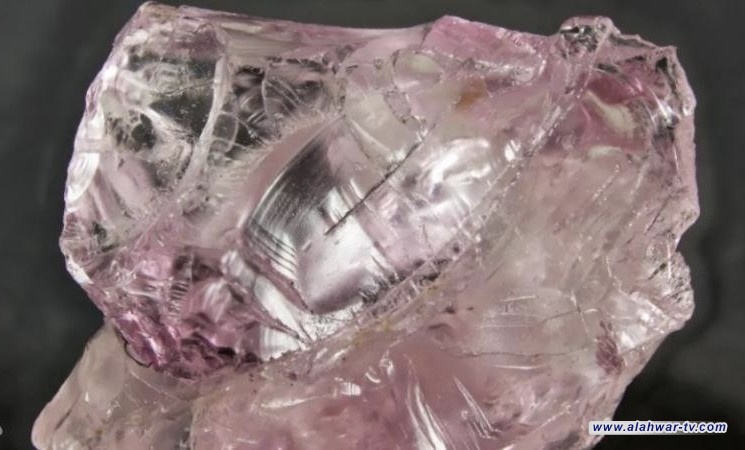 خبير صناعي يكشف عن أحجار كريمة تتفوّق على الألماس