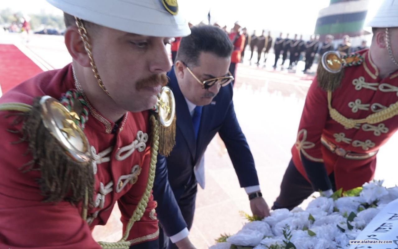 القائد العام يضع إكليلاً من الزهور على نصب الجندي المجهول بمناسبة عيد الجيش