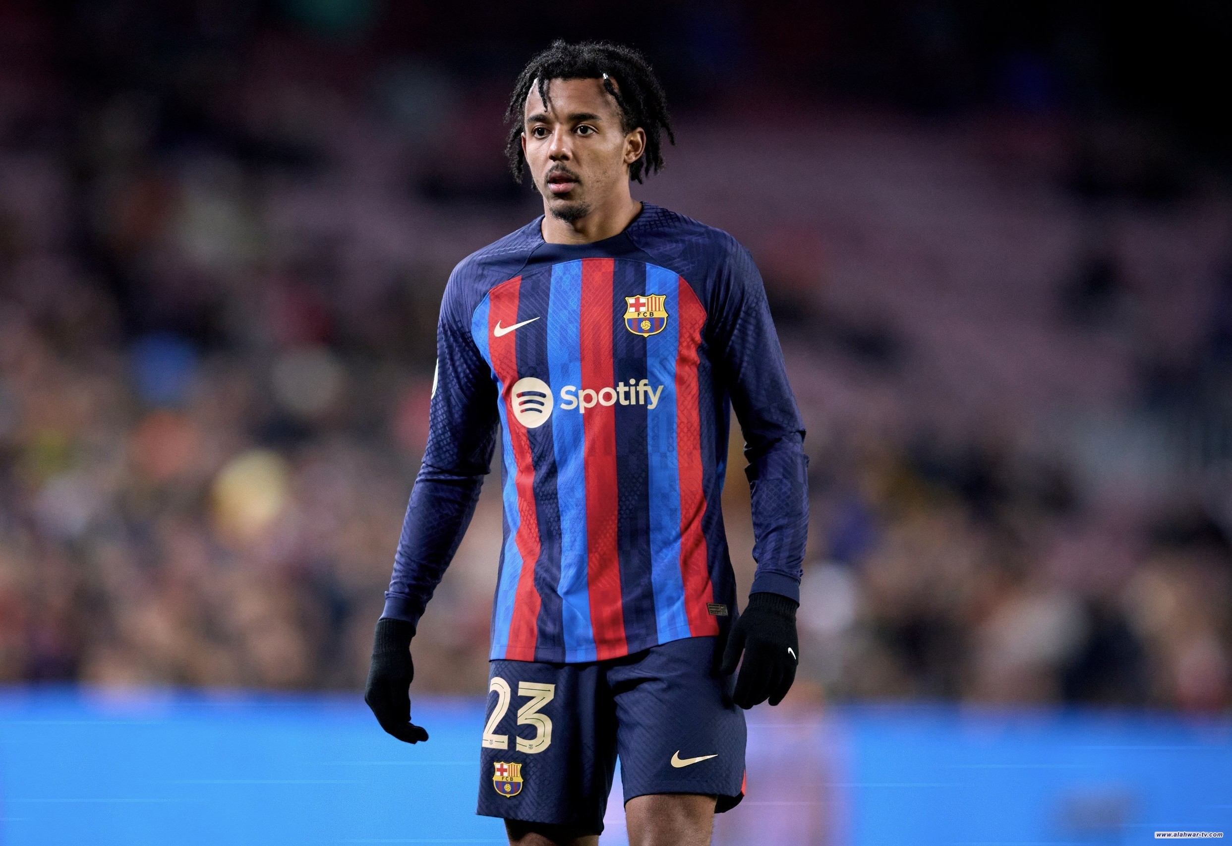 كوندي يعلن عن قرار حاسم بشأن مستقبله مع برشلونة