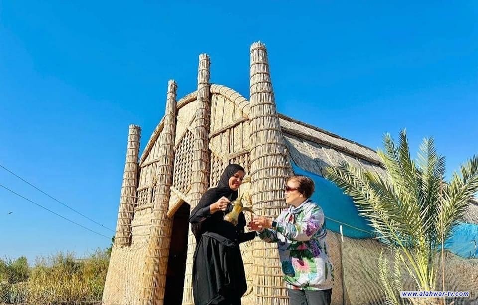 بالصور : امرأة اهوارية تستقبل سواح اجانب بالقهوة العربية وشواء السمك المسكوف في هور الجبايش
