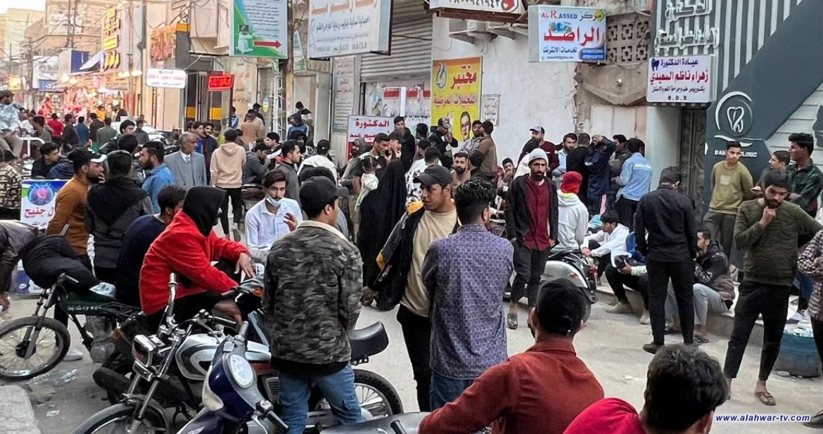صور: كل هؤلاء الشبان يريدون التطوع في مكافحة الإرهاب.. زحام على مكاتب بالناصرية