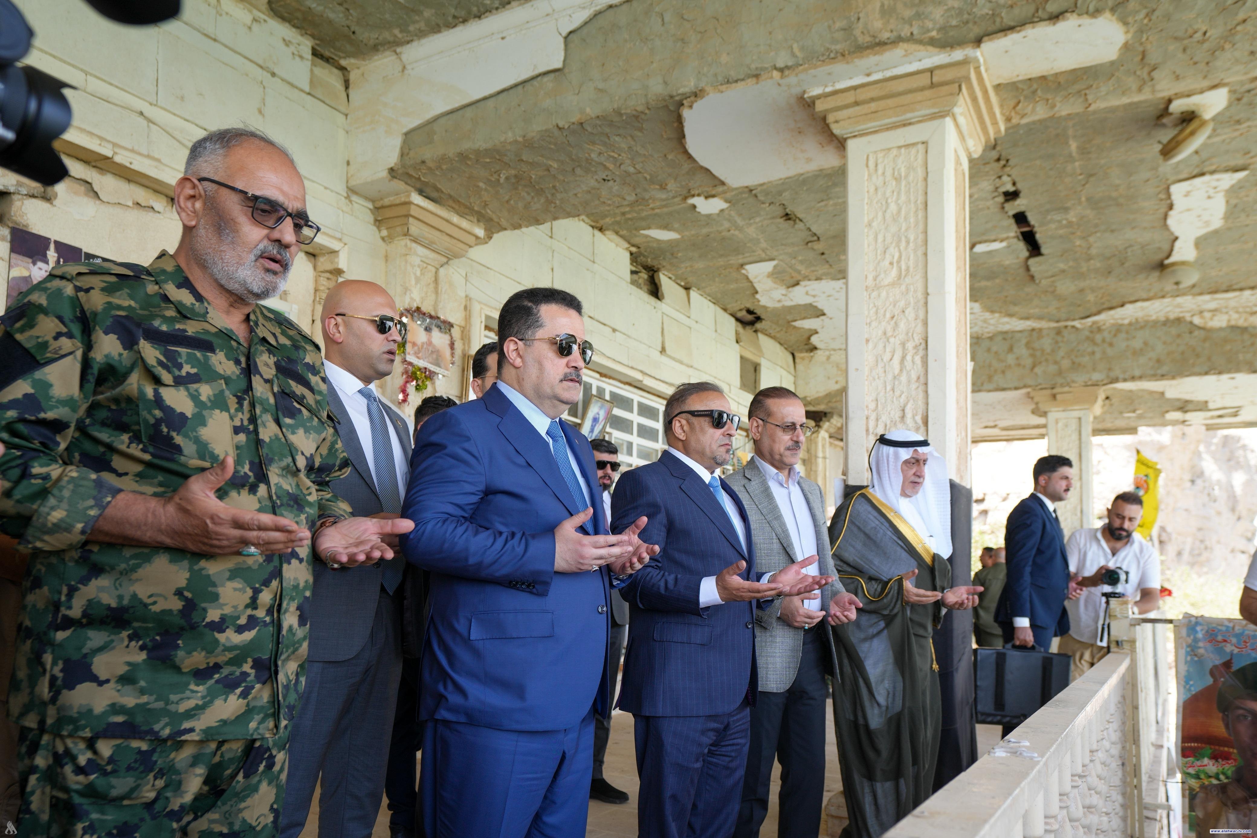 رئيس الوزراء يزور موقع جريمة سبايكر ويقرأ سورة الفاتحة على أرواح الشهداء