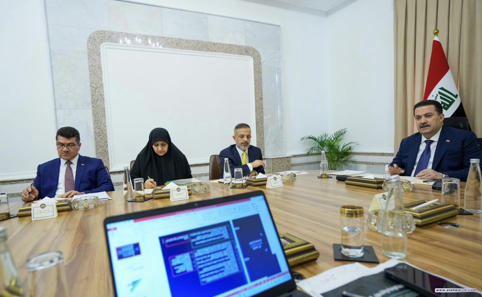 رئيس الوزراء يوجّه بتجاوز العقبات أمام عملية التحوّل الرقمي في دوائر الدولة وتطبيقات الحكومة الإلكترونية