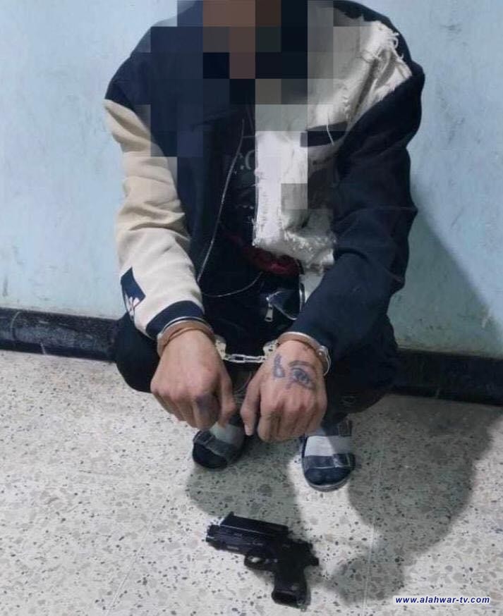 دوريات النجدة في ذي قار تلقي القبض على متهم بحوزته سلاح ناري في قضاء الشطرة .
